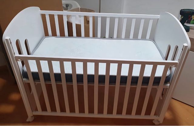 Cuna blanca para bebé casi sin uso