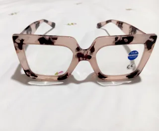 Gafas de lectura rosas y marrones