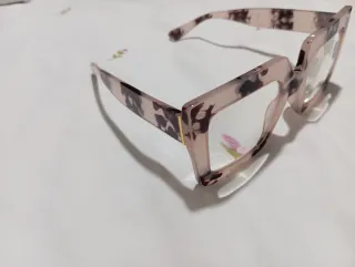 Gafas de lectura rosas y marrones