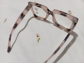 Gafas de lectura rosas y marrones
