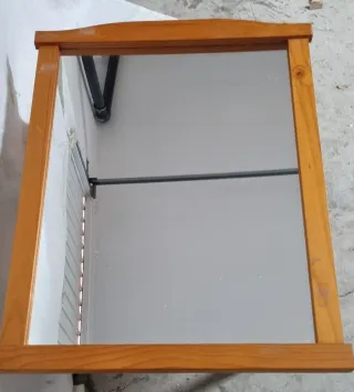 Espejo grande de madera. Medidas 90 cm x 70 cm.