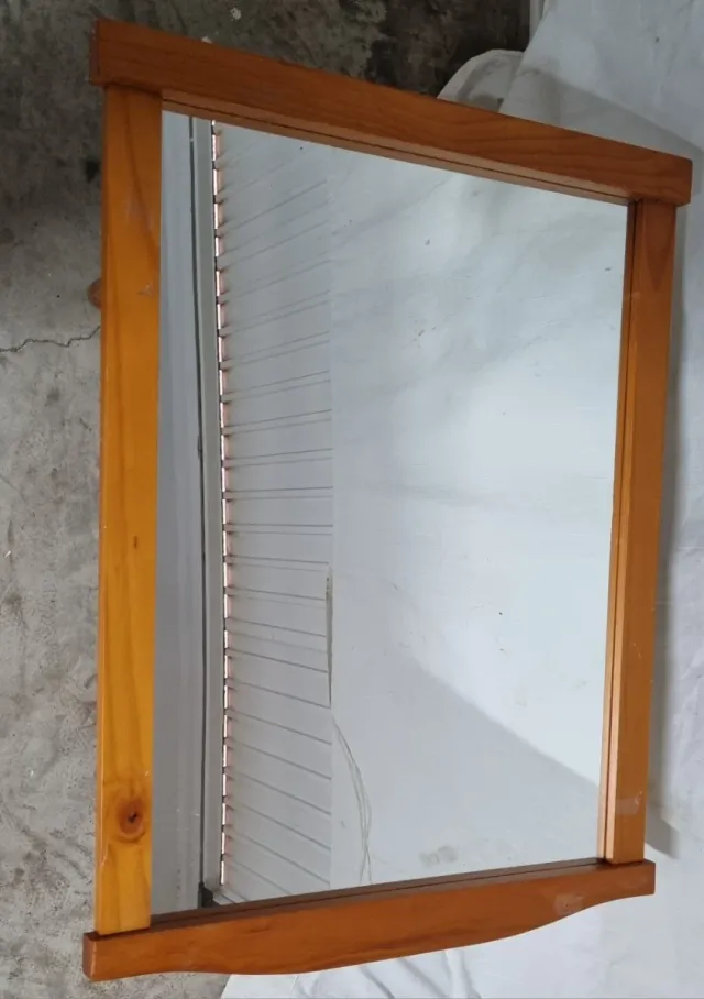 Espejo grande de madera. Medidas 90 cm x 70 cm.