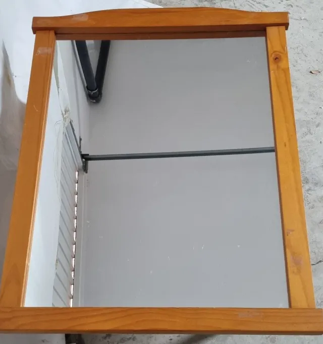 Espejo grande de madera. Medidas 90 cm x 70 cm.
