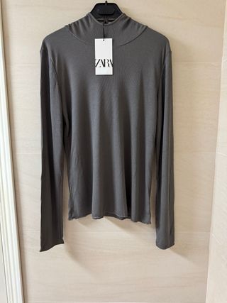 Camiseta cuello alto y capucha de Zara
