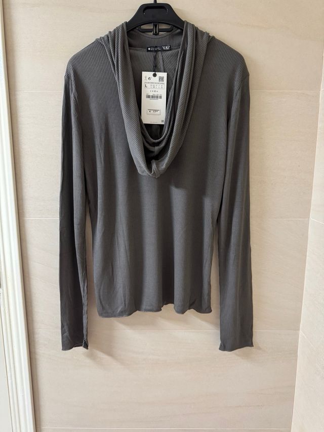 Camiseta cuello alto y capucha de Zara