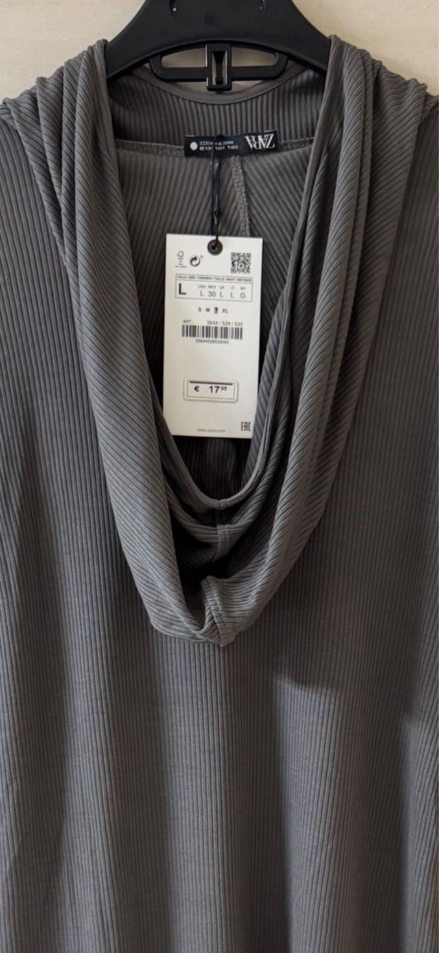 Camiseta cuello alto y capucha de Zara