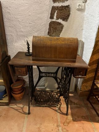 Máquina de coser SINGER antigua con mueble
