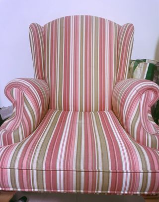 Sillón orejero rayas rosa y beige