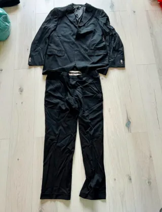 Completo uomo elegante nero