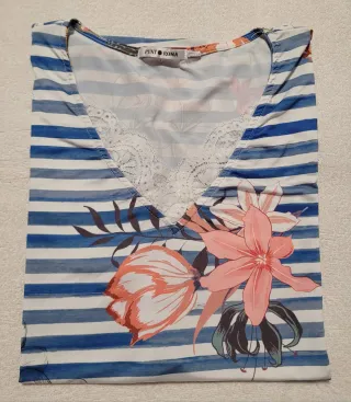 Camiseta cuello V flores y rayas