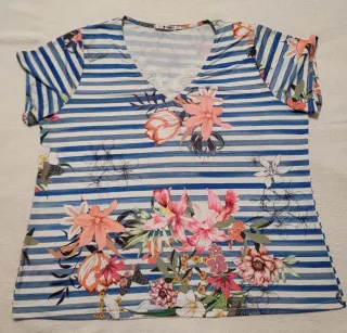 Camiseta cuello V flores y rayas