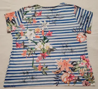 Camiseta cuello V flores y rayas