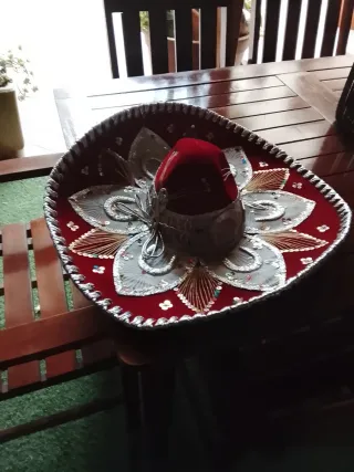 Cappello Sombrero Decorato Rosso e Argento