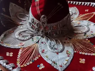 Cappello Sombrero Decorato Rosso e Argento