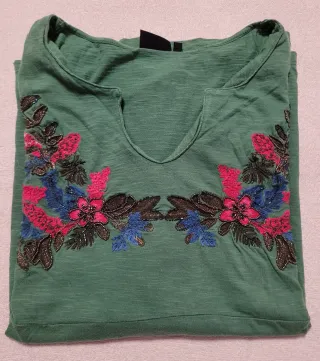 Camiseta verde con bordado floral