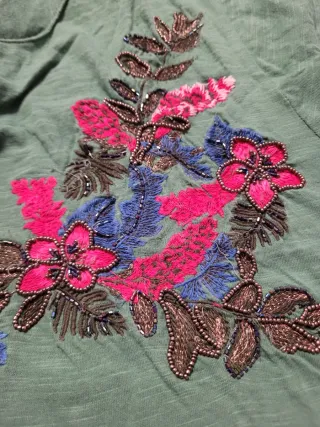 Camiseta verde con bordado floral