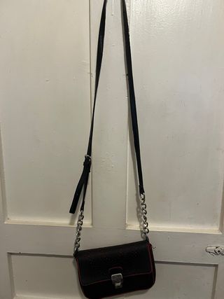 Bolso Desigual negro con detalles rojos