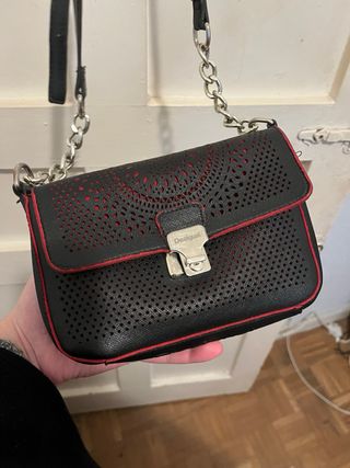 Bolso Desigual negro con detalles rojos