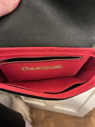 Bolso Desigual negro con detalles rojos