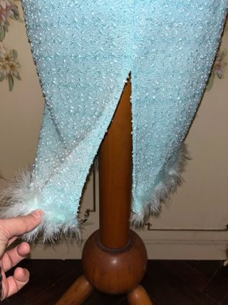 Abito a tubino con piume e paillettes