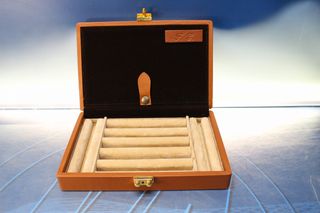 Joyero, relojero Esic. Personallizado on las iniciales F.G.