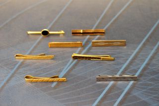 8 alfileres o pasadores de corbata. Años 50 – 70. Pisacorbatas.