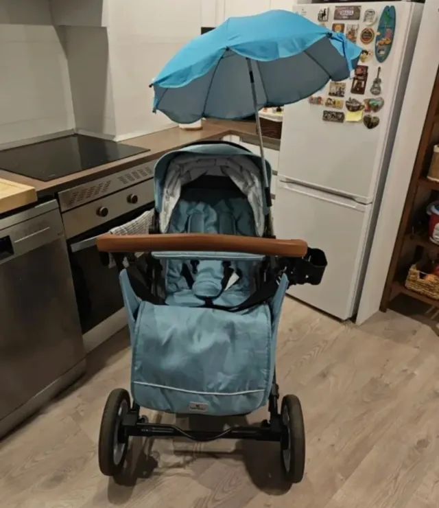 Carrito de bebé azul y gris