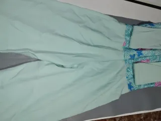 Mono largo verde con bordado floral