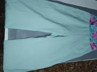 Mono largo verde con bordado floral