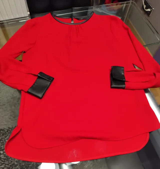 Blusa Zara roja con detalles cuero y otra Azul