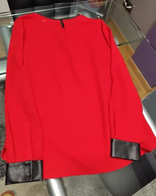 Blusa Zara roja con detalles cuero y otra Azul