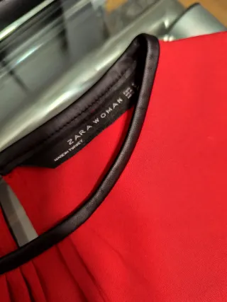 Blusa Zara roja con detalles cuero y otra Azul