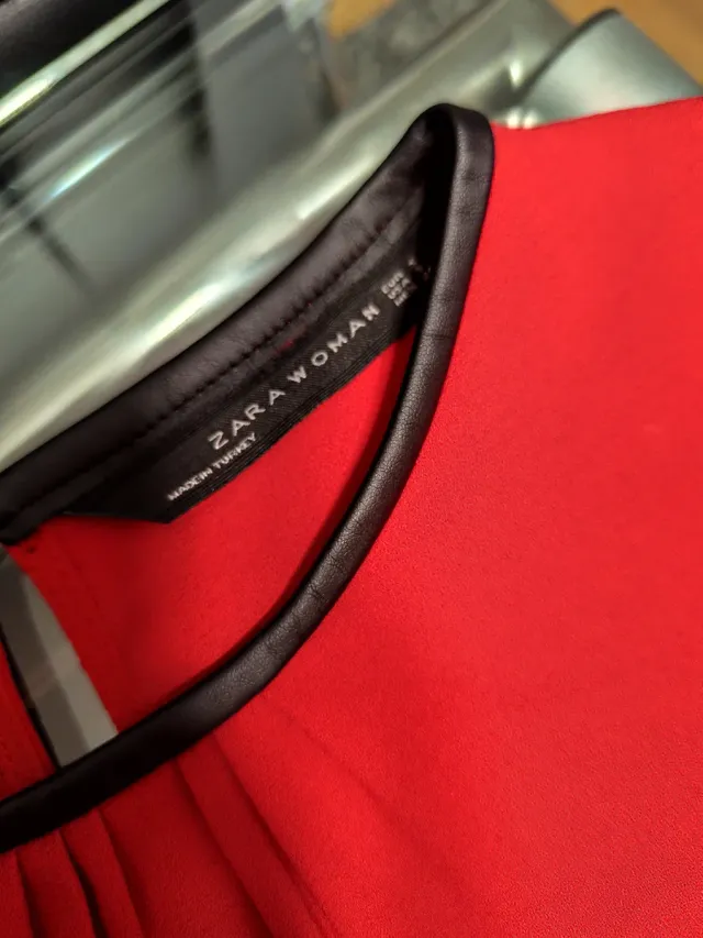 Blusa Zara roja con detalles cuero y otra Azul