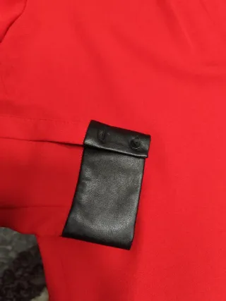 Blusa Zara roja con detalles cuero y otra Azul