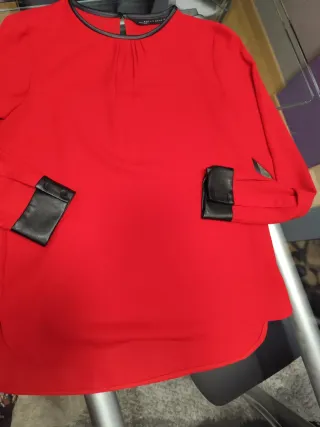 Blusa Zara roja con detalles cuero y otra Azul