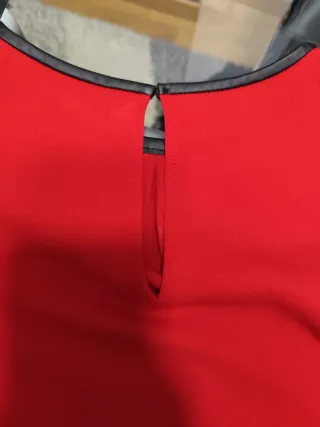 Blusa Zara roja con detalles cuero y otra Azul