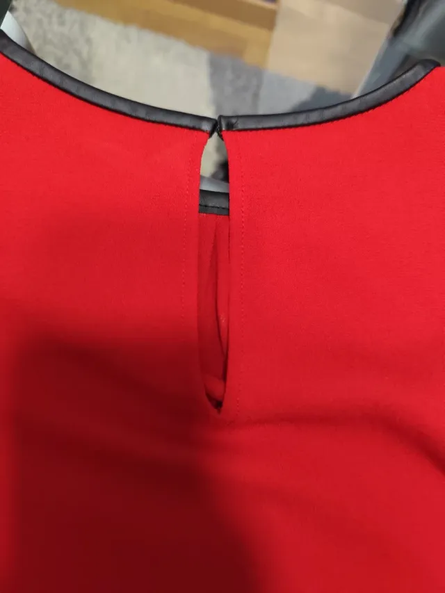 Blusa Zara roja con detalles cuero y otra Azul