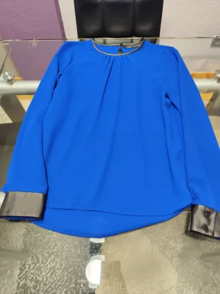 Blusa Zara roja con detalles cuero y otra Azul