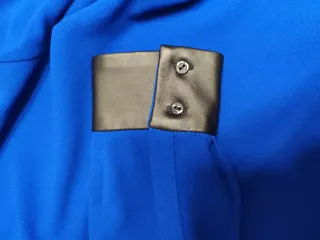 Blusa Zara roja con detalles cuero y otra Azul