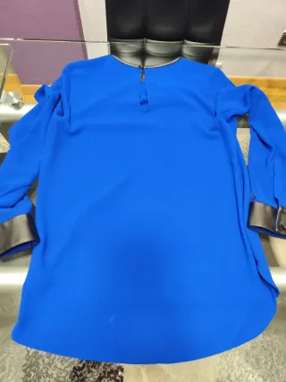 Blusa Zara roja con detalles cuero y otra Azul