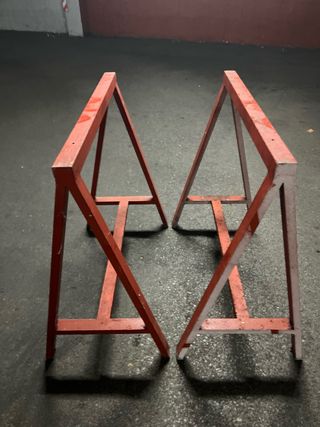 Caballetes de hierro rojos