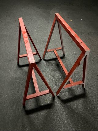 Caballetes de hierro rojos