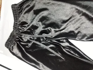 Pantalón estilo choker efecto piel