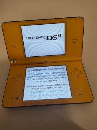 Nintendo DSi XL Amarilla + 5 Juegos