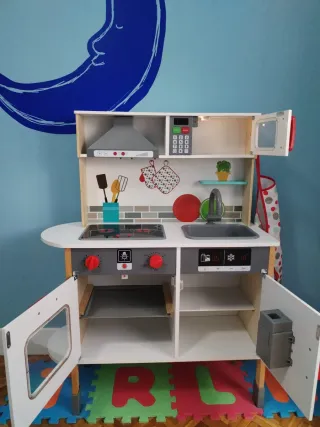 Cocinita de madera con accesorios