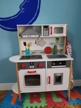 Cocinita de madera con accesorios