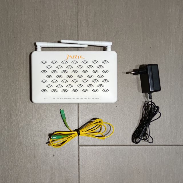 Router Jazztel ZTE con adaptador y cable