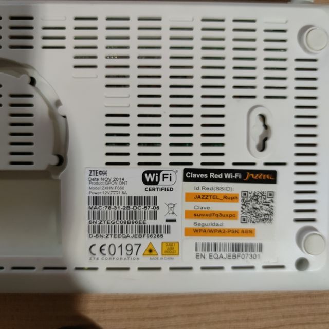 Router Jazztel ZTE con adaptador y cable
