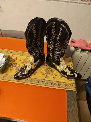 Botas camperas negras y beige talla 40