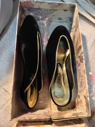 Zapatos de vestir Bon Ami negros y dorados